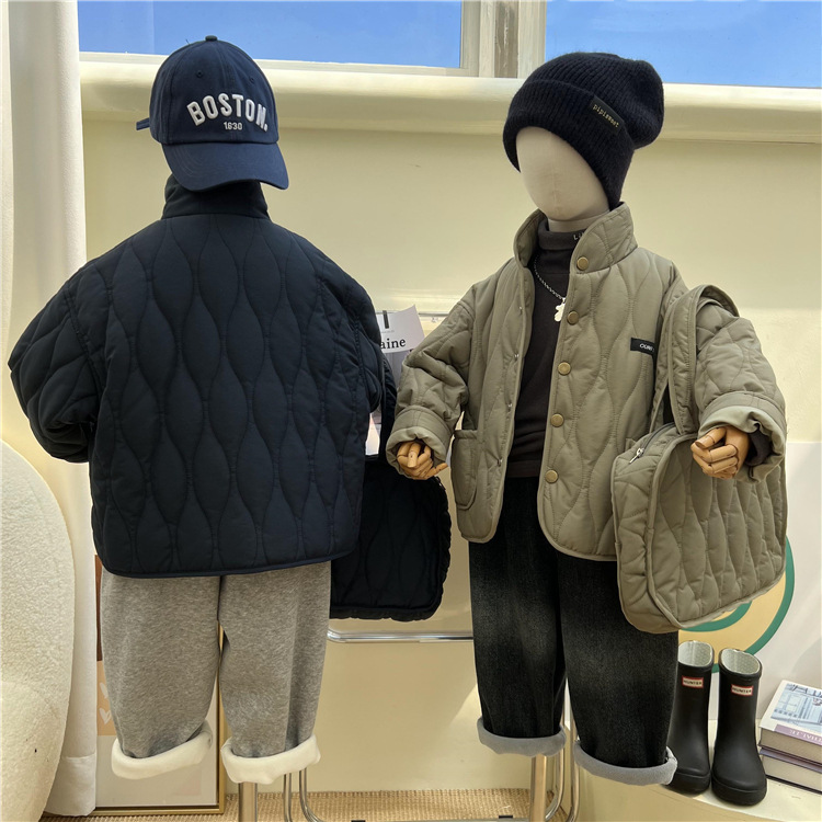 2024 Winterkleidung für Kinder mit Taschen Kleidung Koreanische Jungen Mädchen Kennzeichnung Stepp leichte und dünne Strickjacken Baumwolle_voghion.com