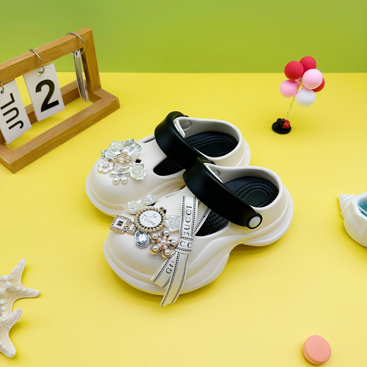 New Cartoon White Butterfly White Flower Boys and Girls Clogs for Outer Wear, Fashionable and Trendy Wear, Non-Slip and Heightening Toe-Toe Shoes