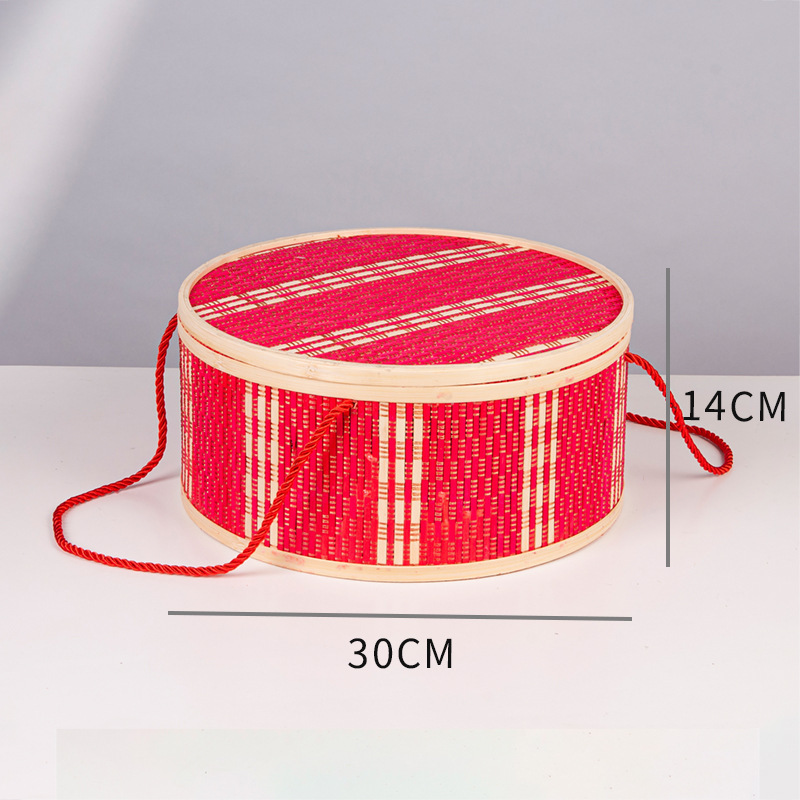 그림과 같이 큰 빨간색 원형 대나무 바구니;