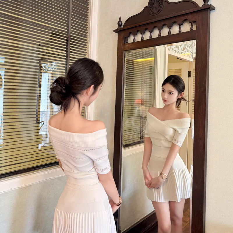 New Arrivals: Summer White Floral Knit Set for Women, Spring/Summer Off-Shoulder Top and Pleated Skirt Two-Piece Set New Arrivals: Summer White Floral Knit Set for Women, Spring/Summer Off-Shoulder Top and Pleated Skirt Two-Piece Set