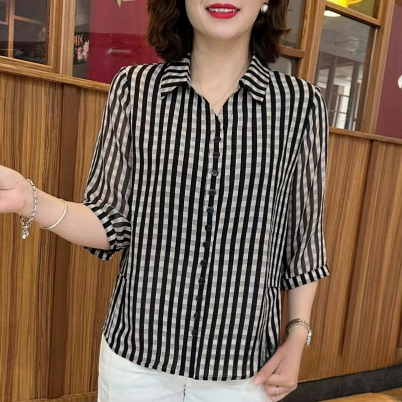Рубашка с рукавом три четверти для мам среднего и пожилого возраста, лето 2025, новая модная тонкая классическая клетчатая свободная рубашка