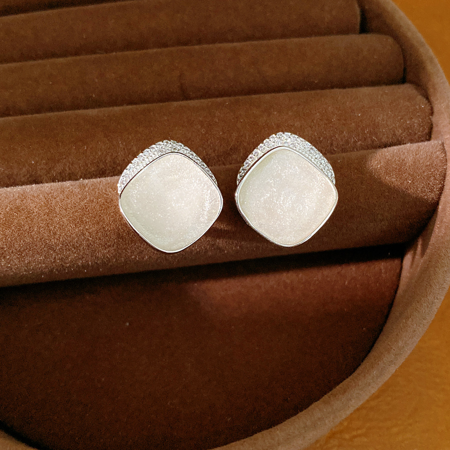 Temperamento simple de resina geométrica cuadrada pernos de orejas de viaje diario aretes de viento ligeros de lujo de alta calidad al por mayor auriculares