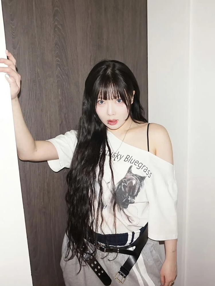 スポットジンヒョナ同風オフショルダー馬プリントTシャツ2025夏レディースルーズ半袖トップススカルプト*r