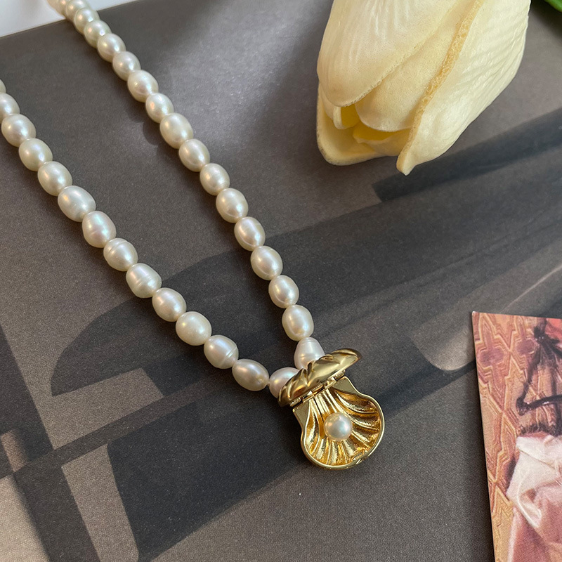 Kærlighedshalskæde med naturlig ferskvandsperle i nichedesign, feminin, alsidig og stabelbar, avanceret, super fe kravebenskæde_voghion.com