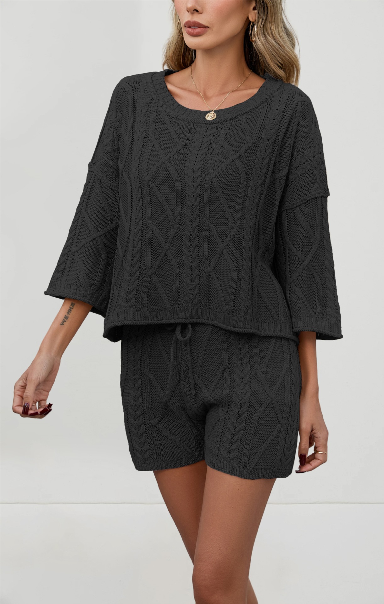 2026 primavera y verano europeo y americano casual torsión color sólido suéter de cuello redondo pantalones cortos de punto set de ropa de mujer transfronteriza Amazon
