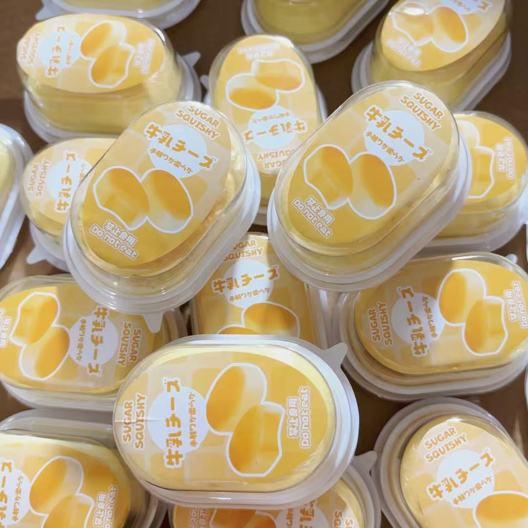 느린 반동을 지닌 부드러운 치즈빵 1개