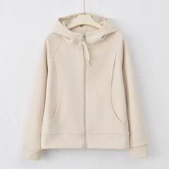 優しい感じの洋風はカーディガンのファスナーのコートをつづり合わせます。