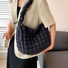 韩系菱格绣线棉服包单肩斜挎通勤包大容量羽绒泡泡褶皱女包手提