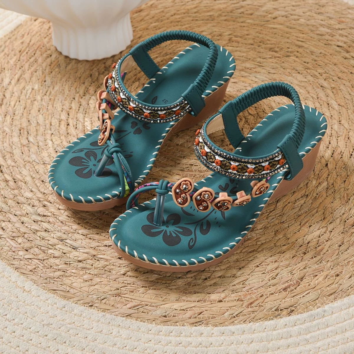 Сине-зеленые босоножки на танкетке в этническом стиле с яркими подвесками в форме сердца из бисера и плетеными ремешками, популярные в богемном трансграничном стиле.