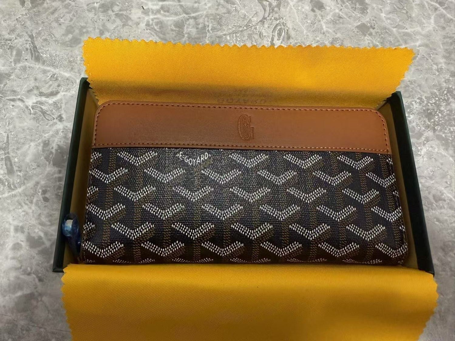 선물 상자가 있는 다크 브라운 카드