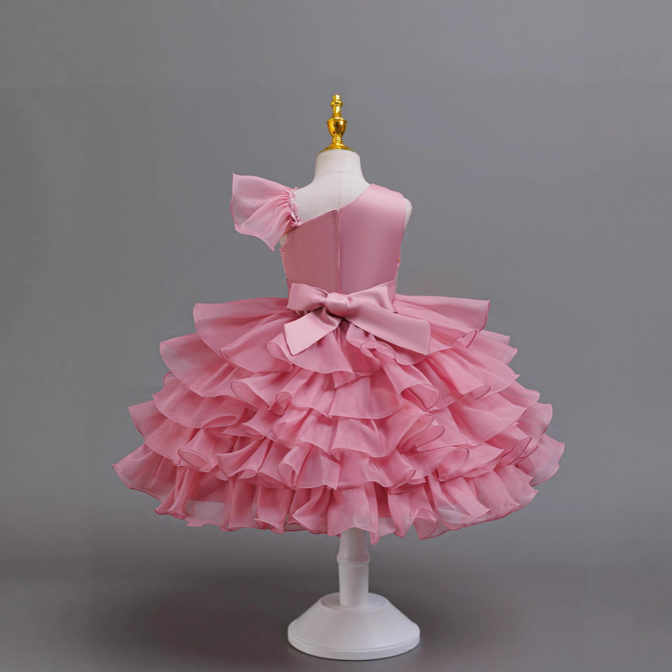 Nuevo vestido de aniversario de bebés de niñas de hombros inclinados para niños pequeños pastel de pompa corto vestido de espectáculo 390