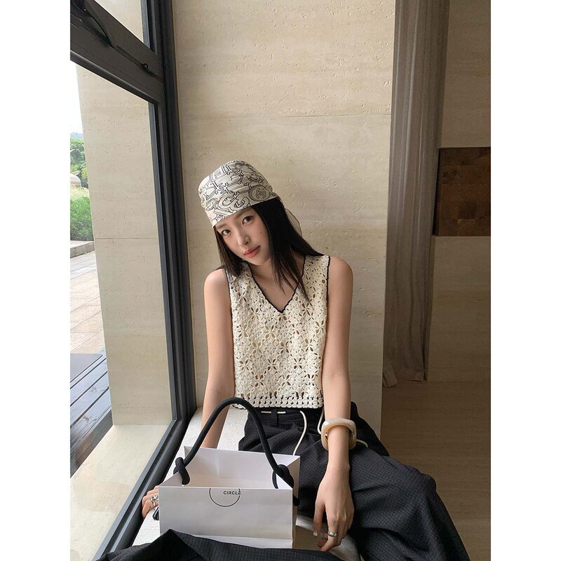 Diamond-Pattern Crochet Hollow-Out Knit Vest for Women, Sleeveless Short Style with Contrasting Edges and V-Neck Diamond-Pattern Crochet Hollow-Out Knit Vest for Women, Sleeveless Short Style with Contrasting Edges and V-Neck