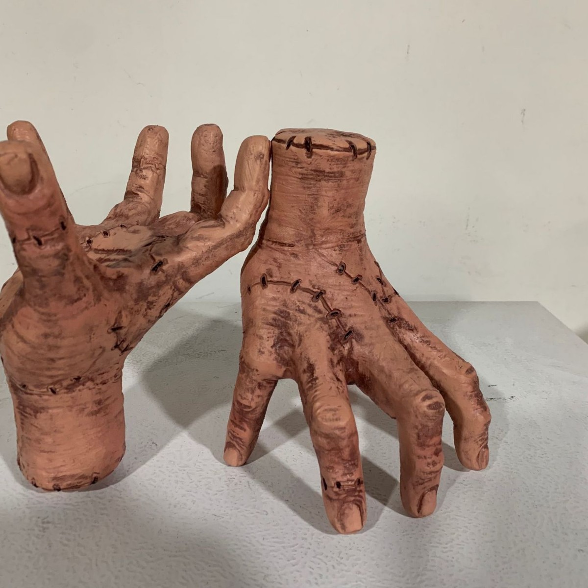 라텍스 A 부러진 손