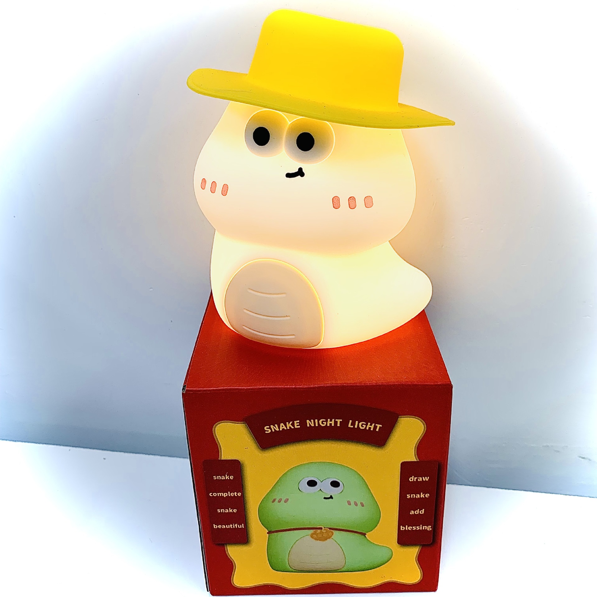 Pequeña Serpiente Blanca con sombrero
