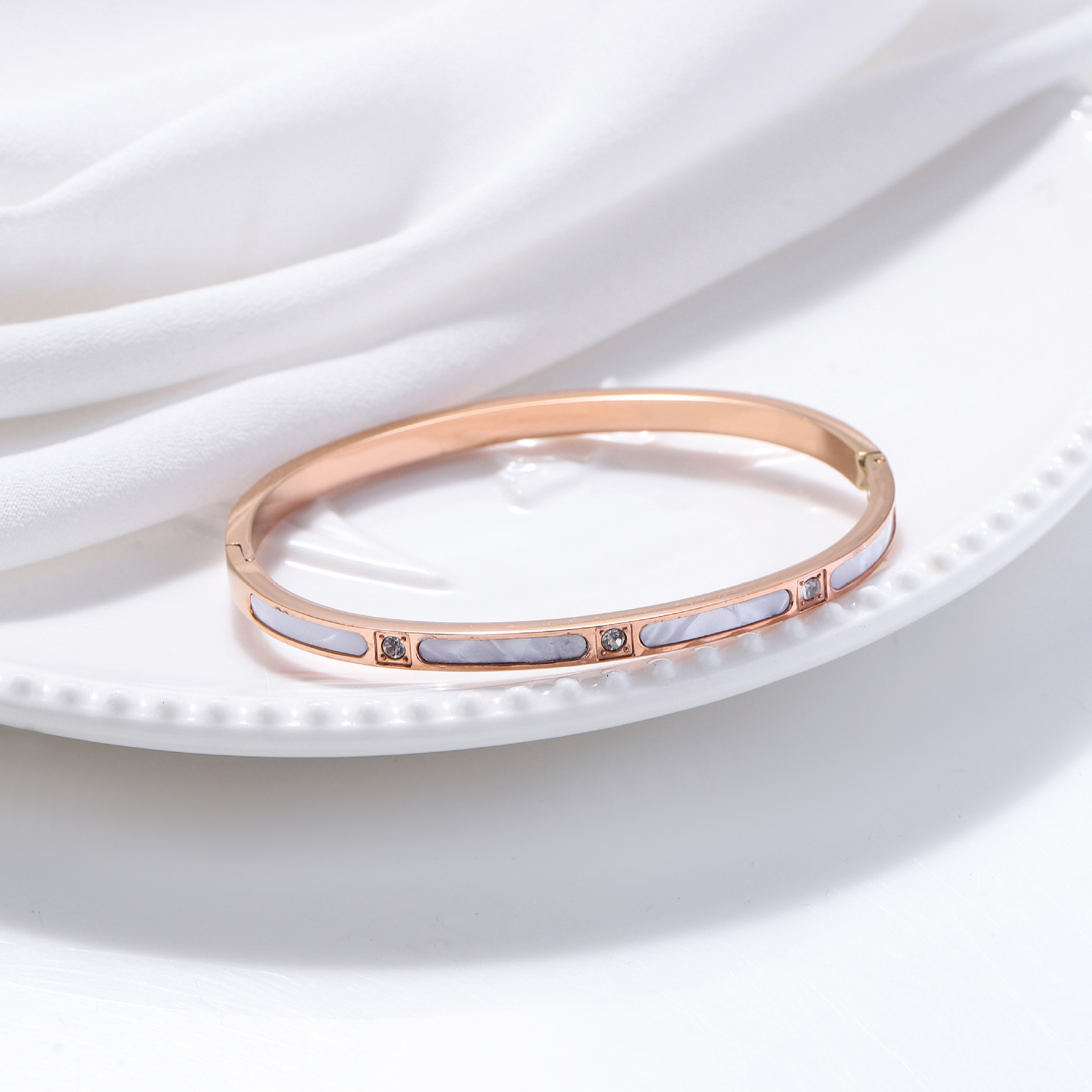 Pulsera de titanio y acero para mujer, diseño moderno y sencillo, pulsera de lujo que no se desvanece, venta al por mayor en stock.