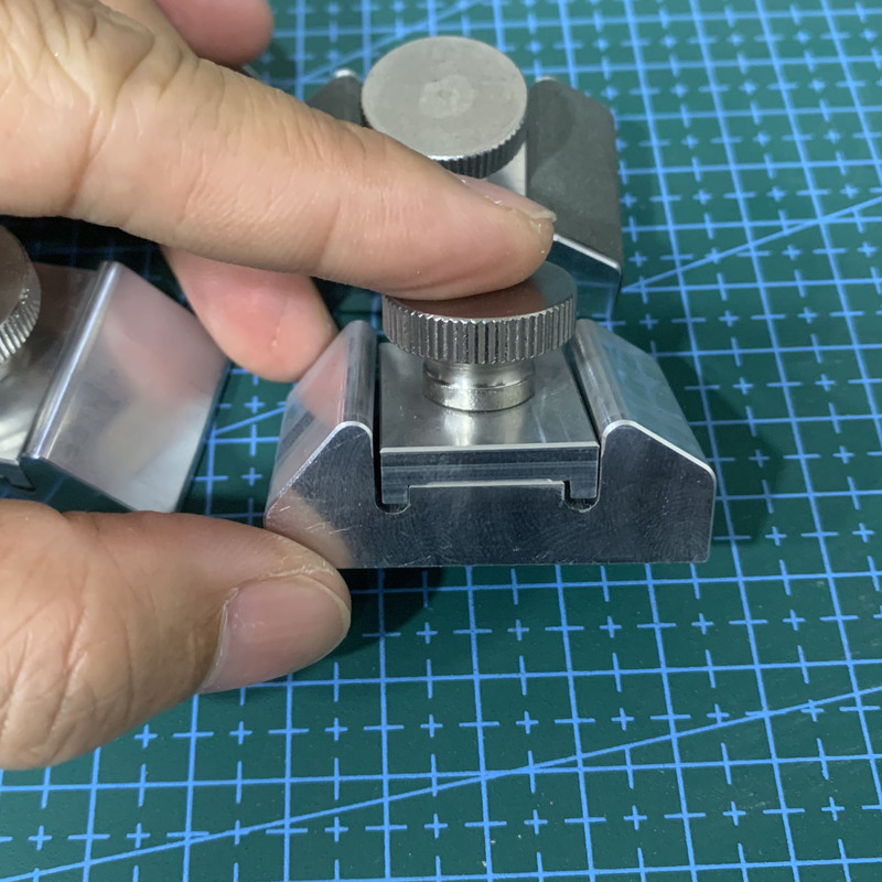 皮の縁を磨いてサンドペーパーの棚のケヤキの砂の紙を磨いて手作りのDIY皮革の皮を挟んで封を整えてサンドペーパーの棚を研磨します。|undefined