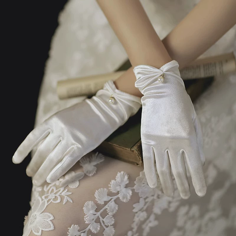 Short Lace Bridal Gloves with Pearls and Bow, Wrist-Length Elegant Wedding Accessory