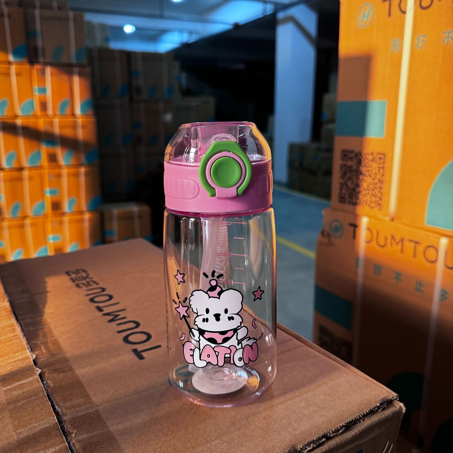 Taza de agua de plástico para niños, estudiantes masculinos y femeninos de verano, taza de espacio para la escuela, taza linda, taza de paja portátil, botella de agua al por mayor