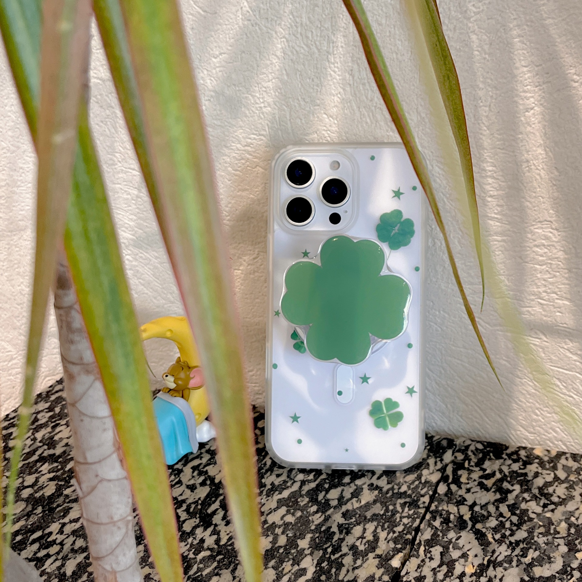 El trébol de cuatro hojas fresco pequeño coreano es adecuado para Apple 16ProMax funda para teléfono móvil 15Pro simple 14/13 nicho 15PM