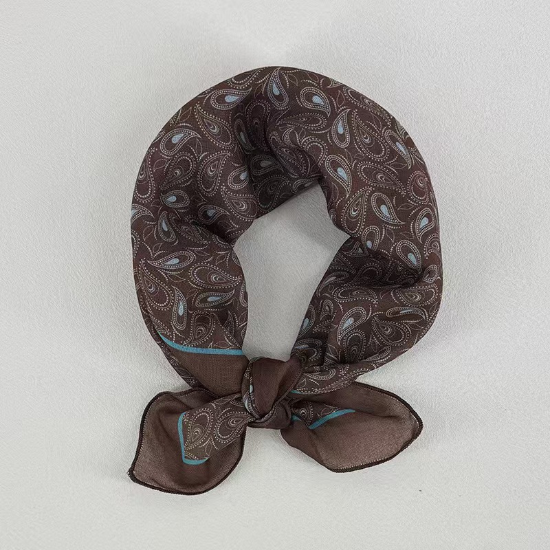 파란색 가장자리가 있는 절묘한 캐슈 꽃