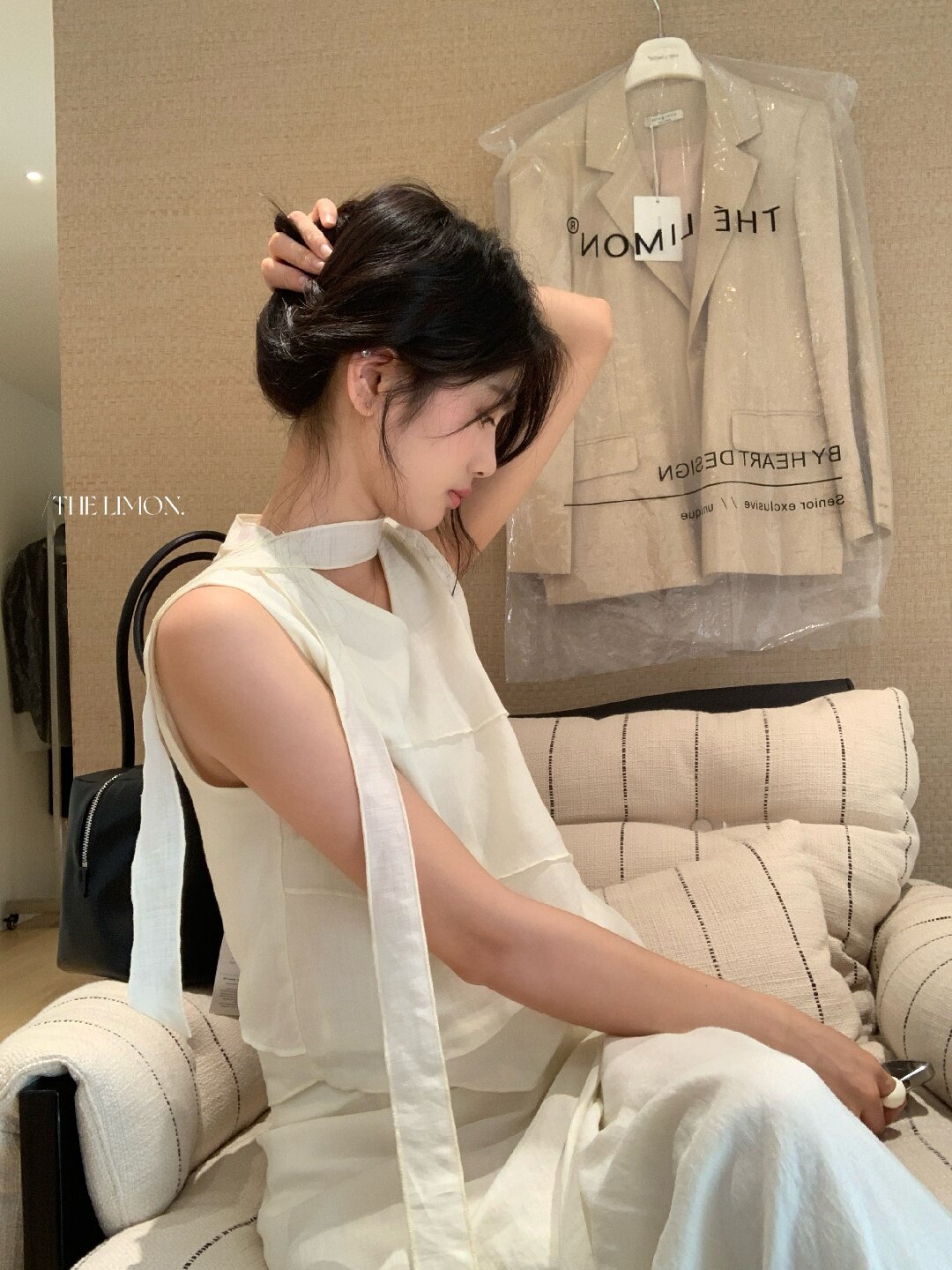 Bộ áo hai dây kết hợp chân váy midi nữ tính chất tơ tằm phong cách Hàn Quốc — màu cam, màu mơ chi tiết 48