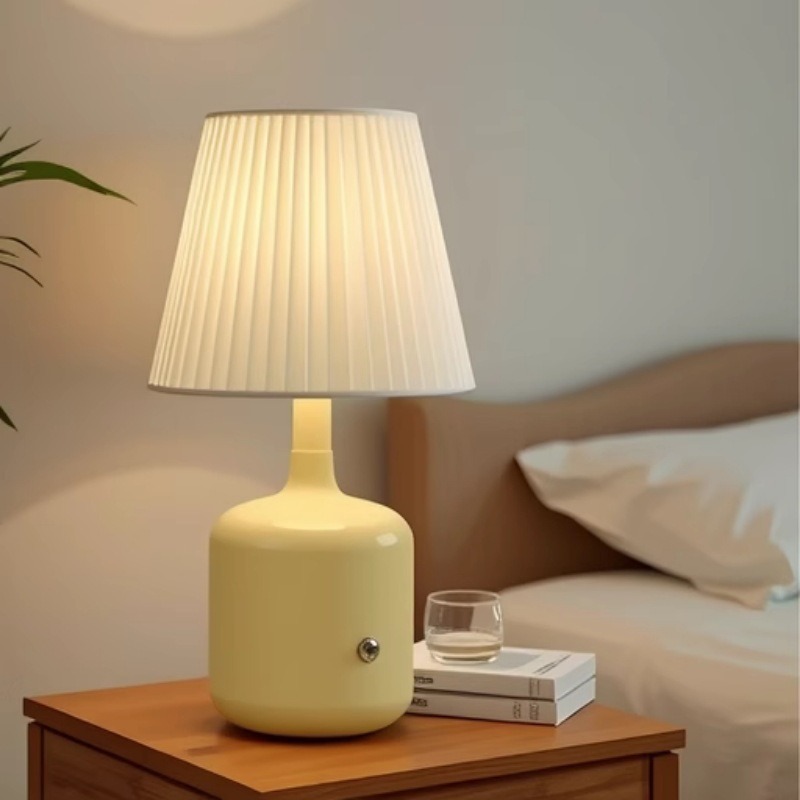 Luz de noche del dormitorio de la niña de color rojo en línea, lámpara de escritorio de cerámica moderna y simple nórdica, lámpara de decoración de la habitación del hotel