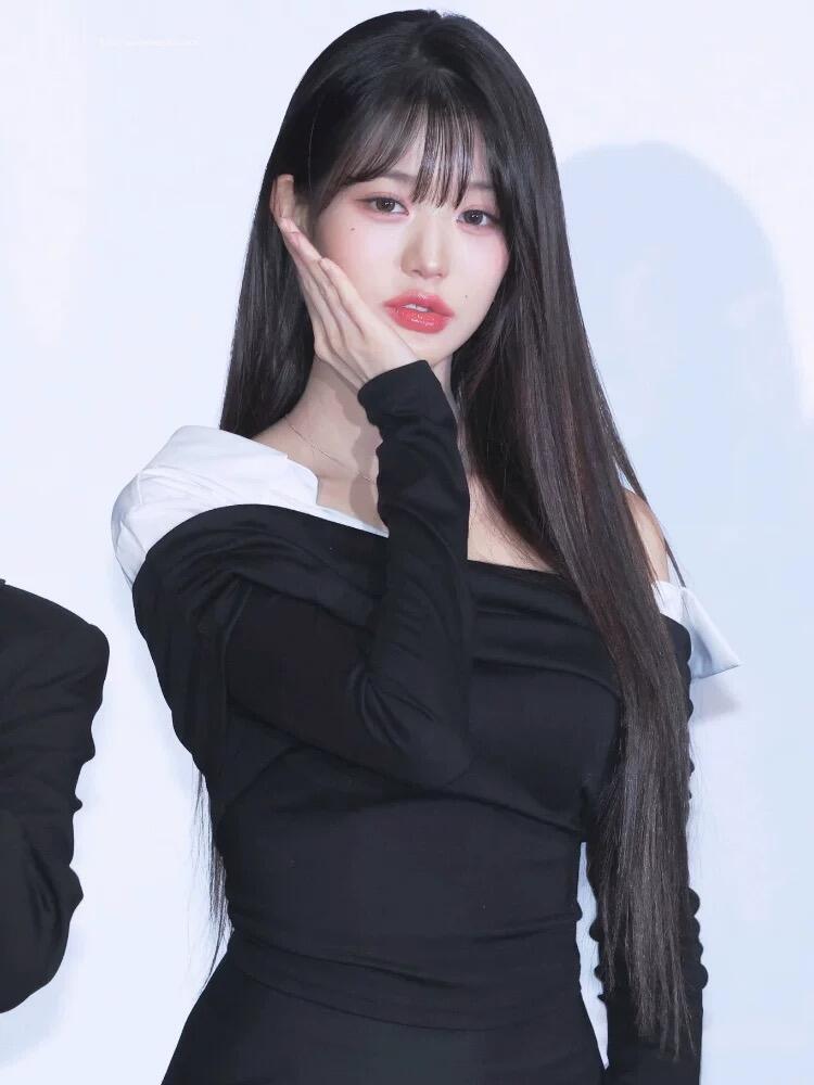 現物の一枝南張元英は韓国の小衆潮牌の斜め肩のシャツの襟の肩の長袖のtシャツの上で