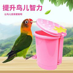 小鳥のおもちゃのオウムは退屈しています。