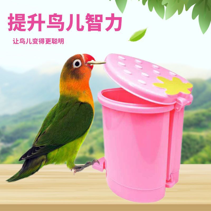 小鳥のおもちゃのオウムは退屈しています。|undefined