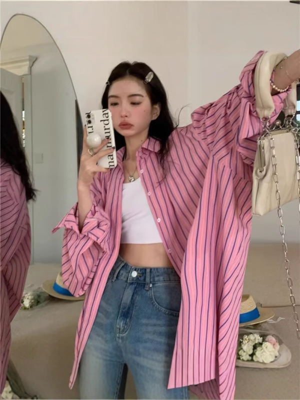 フランスの春秋のゆったりした大きい版のピンクのシャツの縦縞のシャツの女性の中で長いタイプのoversizeの薄いタイプのコートの女性|undefined