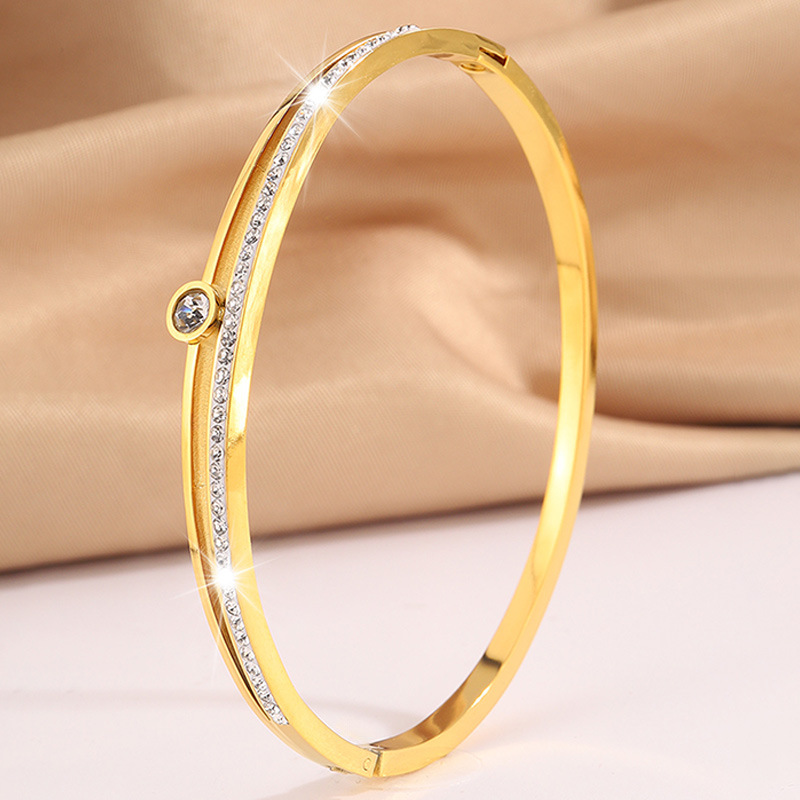 Brazalete de acero de titanio de moda simple de estilo femenino con diamantes de alto nivel de sensación abierta coronas de barro brazalete joyas al por mayor
