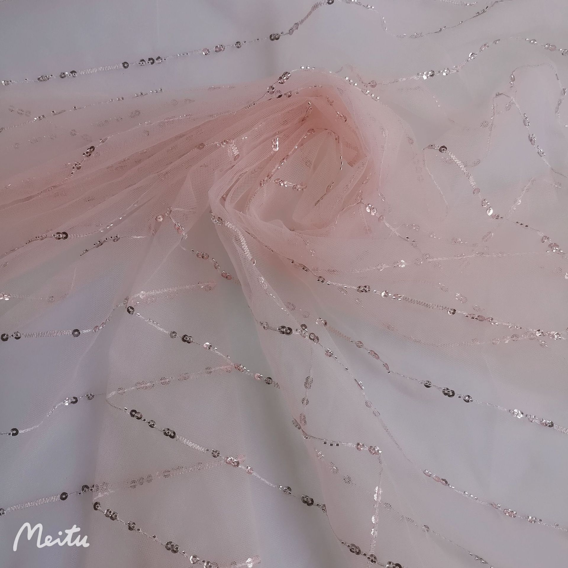 热销款~闪亮款涤6420网底布竖条亮片珠管绣小清新款裙装面料 现货