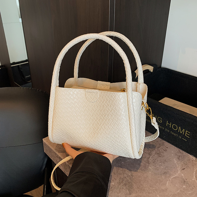 Bolso de moda coreano 2025 verano nuevo bolso femenino casual tejido bolso de hombro neto el mismo estilo bolso de mensajero marea