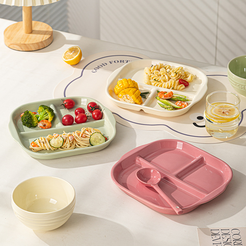Plato de cerámica simple con acabado esmaltado, plato dividido, plato con dos asas, vajilla doméstica de alto valor estético, plato para controlar porciones, plato para desayuno, plato para frutas.