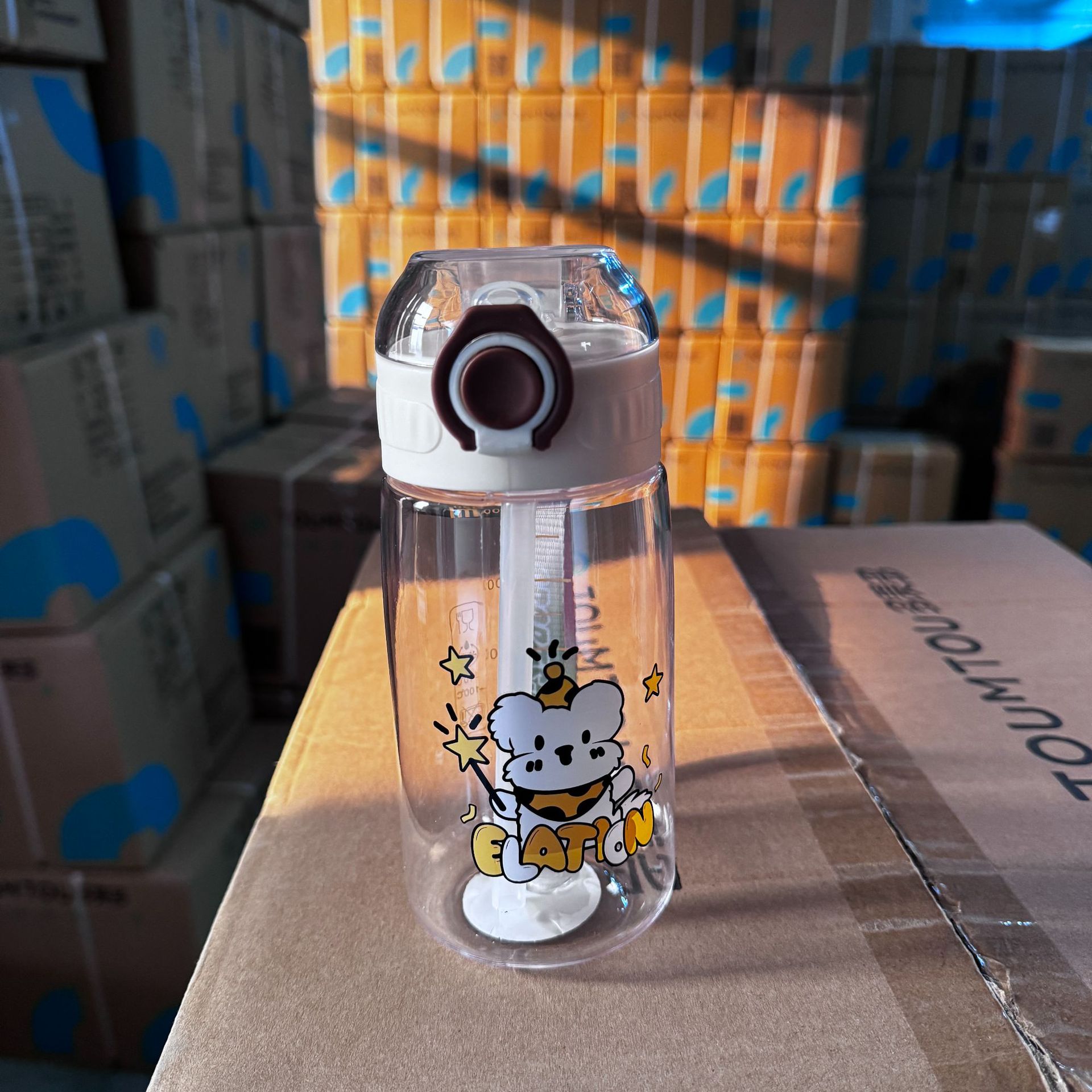 Taza de agua de plástico para niños, estudiantes masculinos y femeninos de verano, taza de espacio para la escuela, taza linda, taza de paja portátil, botella de agua al por mayor
