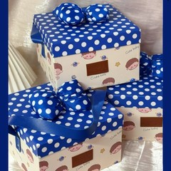 満月の新入生の赤ちゃんの宴会のお土産のプレゼントの箱の百日の満1歳のプレゼントの箱の子供の誕生日の手提げの贈り物の箱の現物