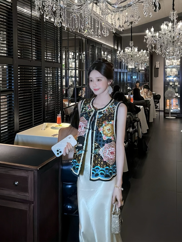 中式高级重工刺绣轻奢绝美马甲无领设计简约大气门襟处纽扣排列精|undefined