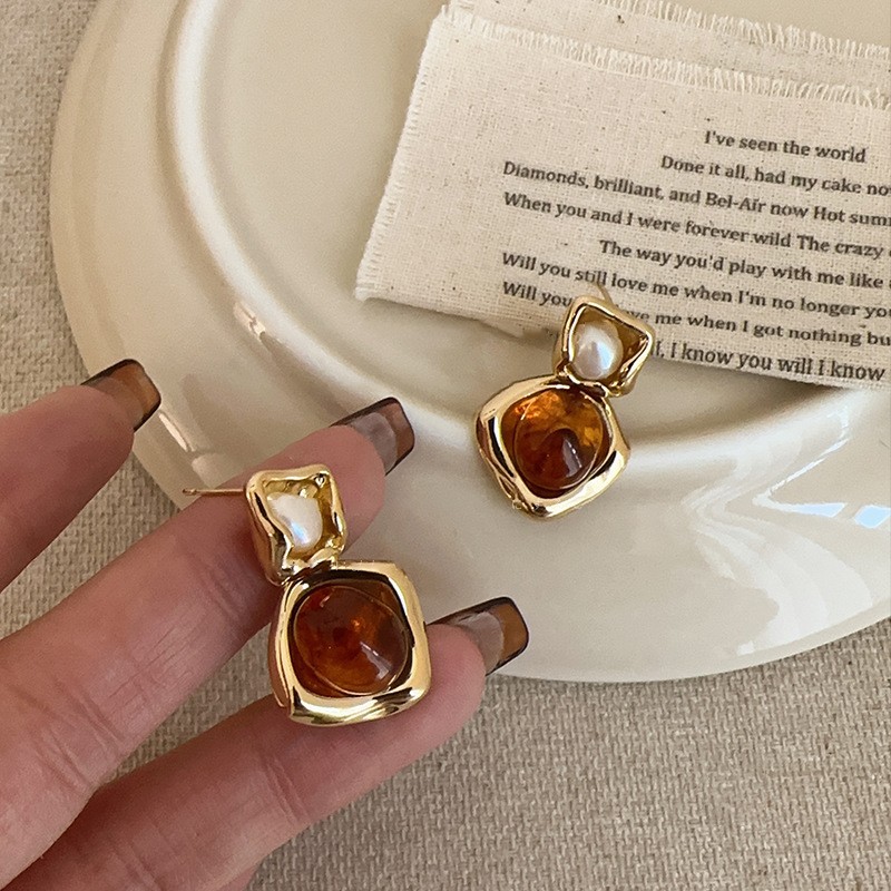 Retro Merrade curry plata aguja pendientes de moda versátil Hong Kong aretes de estilo ligero lujo alta sensación otoño invierno pendientes