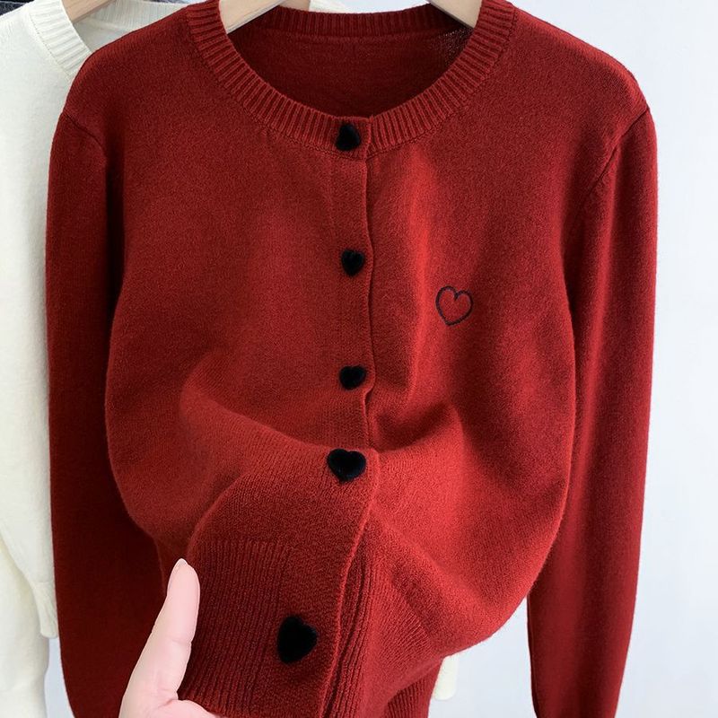 韓国の年齢を軽減する刺繍デザイン、シックなラブボタンショートカーディガン、秋冬の新しいスタイル、レイヤードインナージャケット|undefined