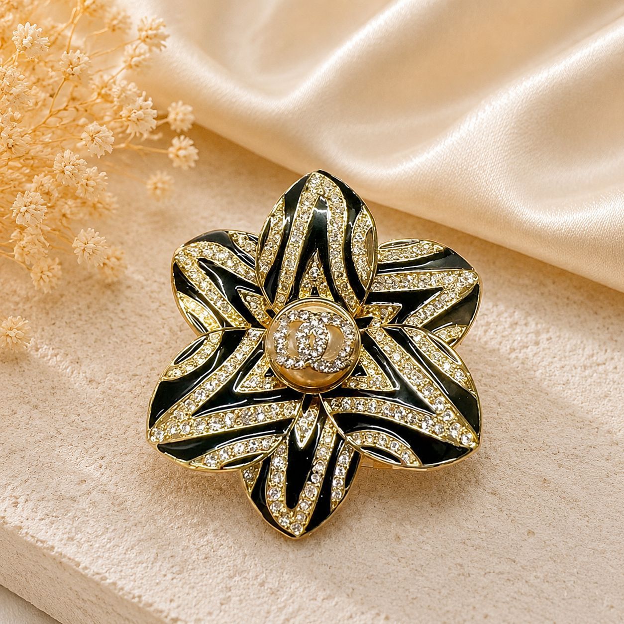 Cross-border Chanel-style brooch with a high-end, light-luxury feel, black and white enamel, rhinestones, three-dimensional petal flower brooch, wholesale from manufacturer