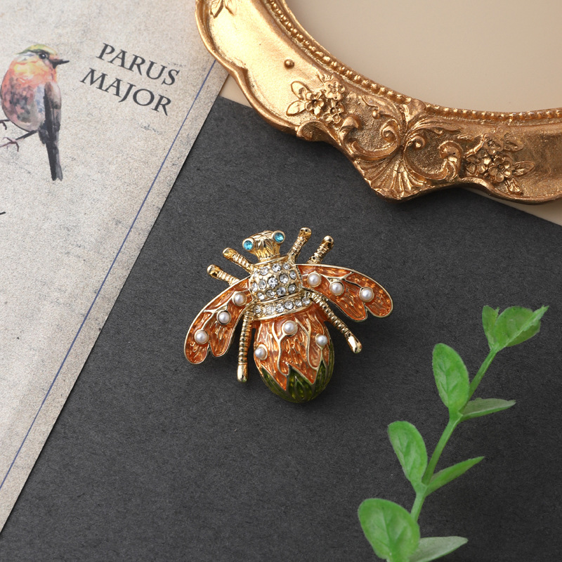 New fashion retro Baroque brooch female enamel plant animal pin accessories in stock wholesale one-piece delivery