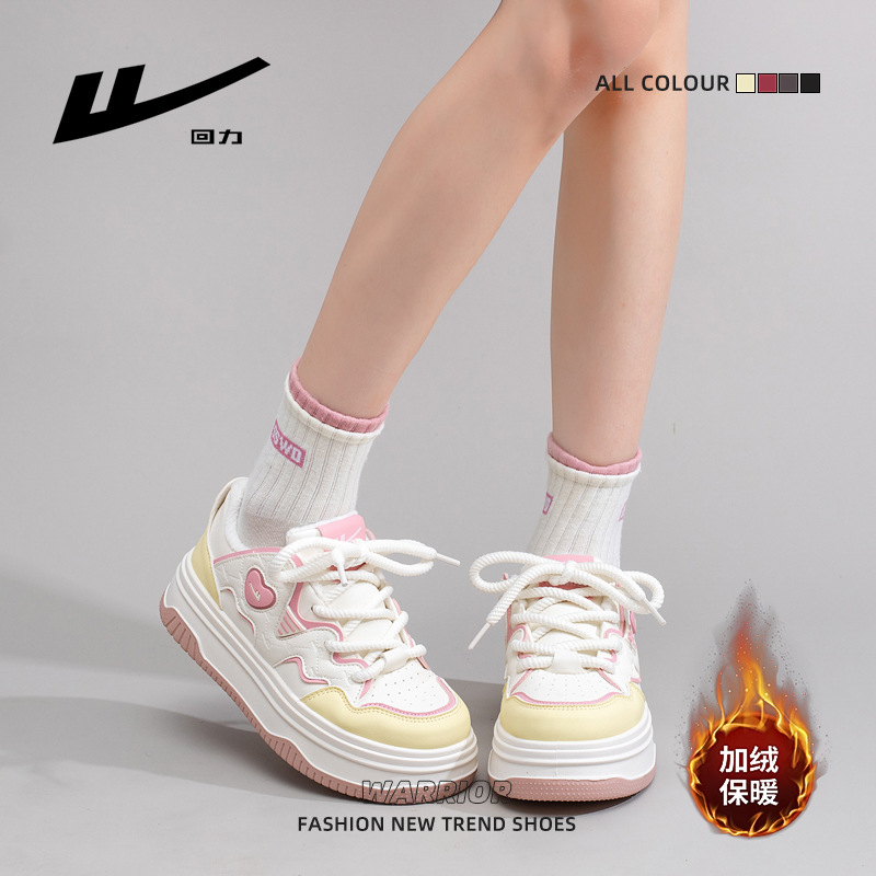 Retorno de terciopelo calentador zapatos de suela gruesa para mujeres nuevos zapatos de algodón de moda de invierno amor zapatos de altura baja zapatos de skate estudiantes de color para mujeres
