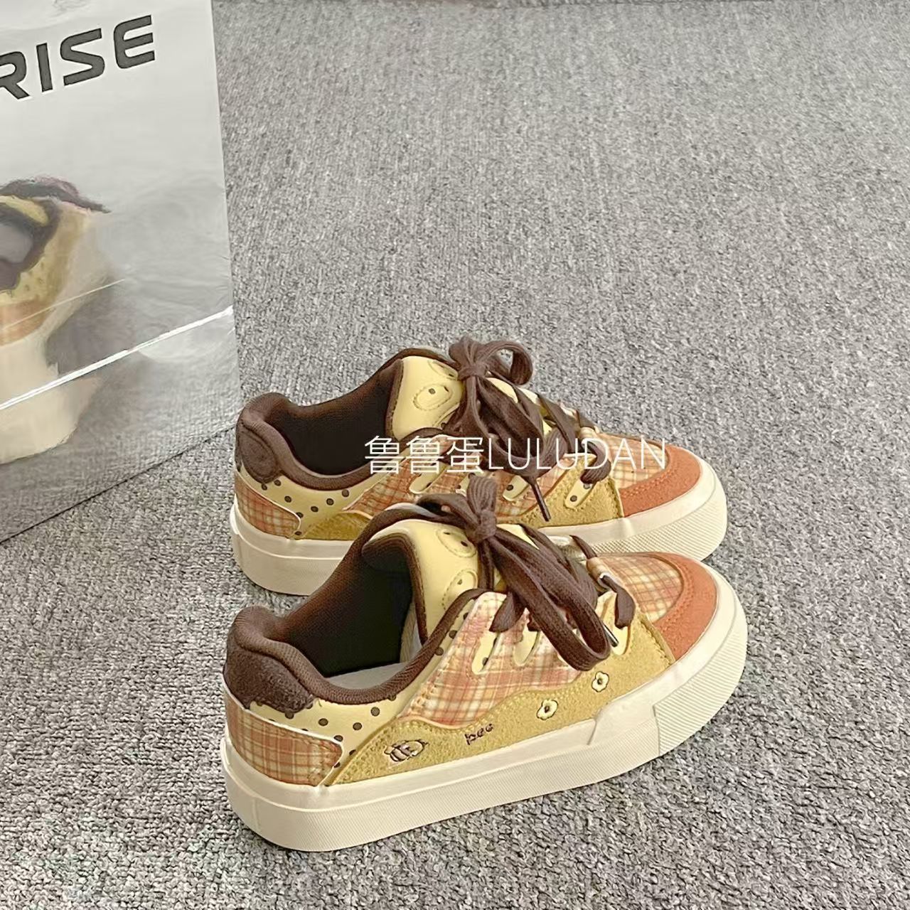Zapatos deportivos blancos con suela gruesa, ajuste universal, otoño de 2025 nuevos zapatos de pan de nicho, zapatos de skate casuales retro cómodos para mujeres