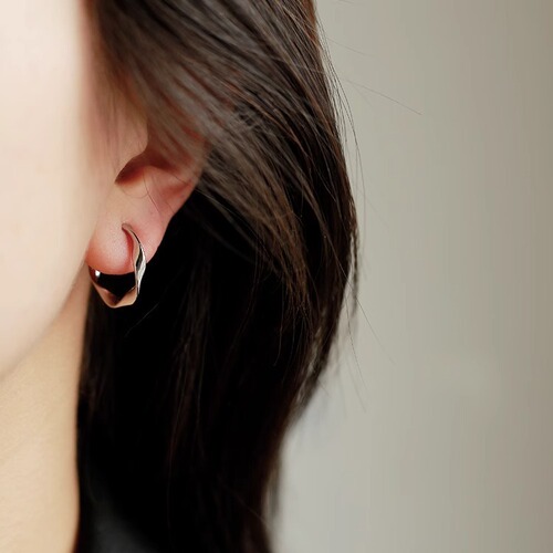 Minimalist, cool, twisted mosquito coil plate earrings, retro elegance, cold breeze, high-end Instagram style, no piercing earrings, winter.