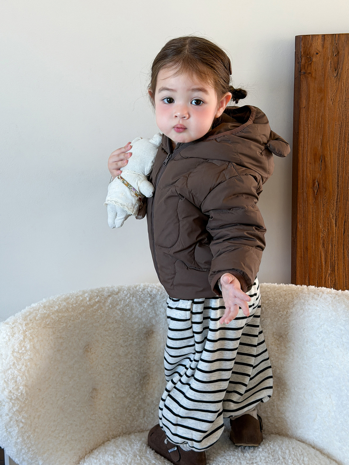 Sugar Pear ropa infantil de invierno de niñas 2025 aire 90 blanco de goma de seda tres abrigos para niños ropa de bebé