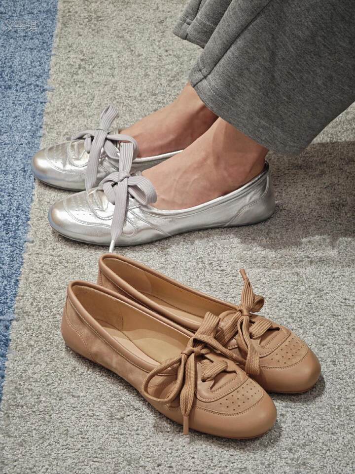 Giày búp bê nữ da cừu cổ thấp đế bằng buộc dây phong cách retro — Bạc, hàng có sẵn, Màu nude, hàng có sẵn, Màu trắng kem, hàng có sẵn chi tiết 31