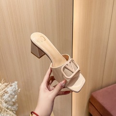 高バージョンの夏v家欧米のファッションの方の頭の細いと杏色の気質のハイヒールのサンダルの女性の漆の皮の外は半引きを着ます。