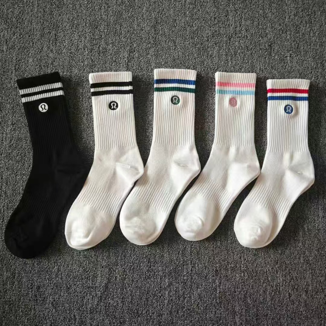 Four Seasons New Embroidered Lulu Lulu Men and Women Couple High Casual Sports Socks Outdoor Running Socks Fashionable Socks
