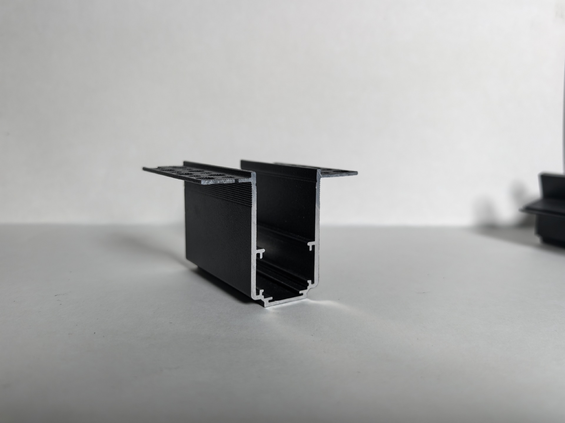 Thickened plaster track - 1m