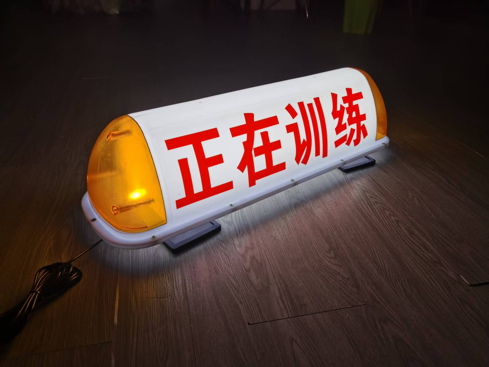 Cross-border best-selling magnetic LED roof light for coaches, taxis, and dump trucks, 120 km/h speed